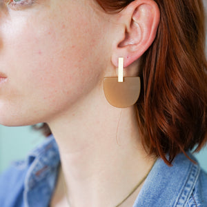 Iris Amber Acetate w/Matte Gold Bar Studs Earrings